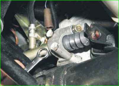 How to replace the clutch cylinders of the Niva Chevrolet