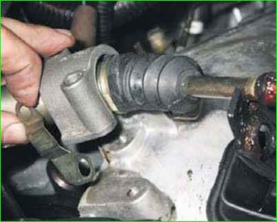 How to replace the clutch cylinders of the Niva Chevrolet