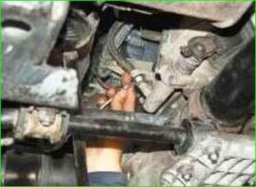 How to replace the clutch cylinders of the Niva Chevrolet