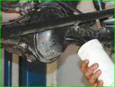 Ölwechsel in der Hinterachse