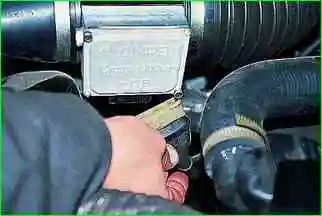 Замена датчика массового расхода воздуха ЗМЗ-406