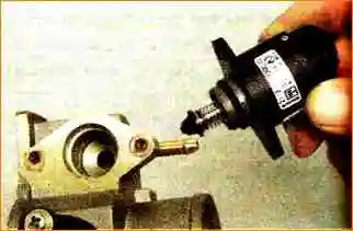 Как проверить и заменить регулятор холостого хода двигателя ВАЗ-21114