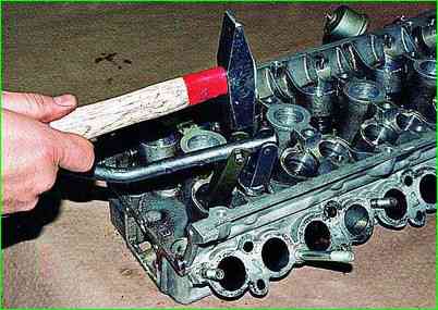 So ersetzen Sie Ventilschaftdichtungen ZMZ-405, ZMZ-406