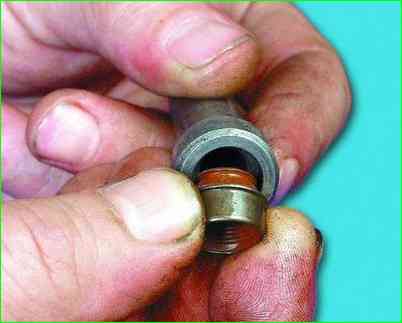 So ersetzen Sie Ventilschaftdichtungen ZMZ-405, ZMZ-406