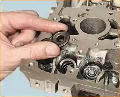 Как заменить маслосъемные колпачки двигателя ВАЗ-21126