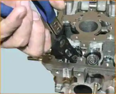 Как заменить маслосъемные колпачки двигателя ВАЗ-21126