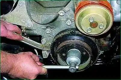 Иінді біліктің тығыздағыштарын ауыстыру ZMZ-406