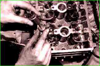 So ersetzen Sie Ventilschaftdichtungen ZMZ-405, ZMZ-406