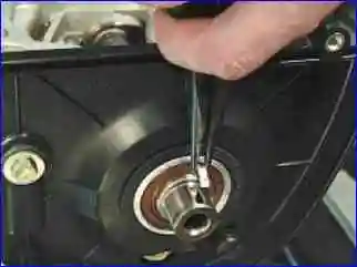 ВАЗ-21126 қозғалтқышындағы таратқыш білігінің май тығыздағыштарын ауыстыру