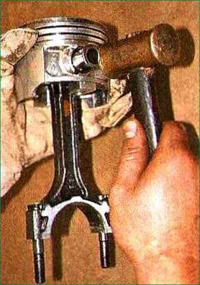 How to assemble the ZMZ-406 connecting rod and piston group