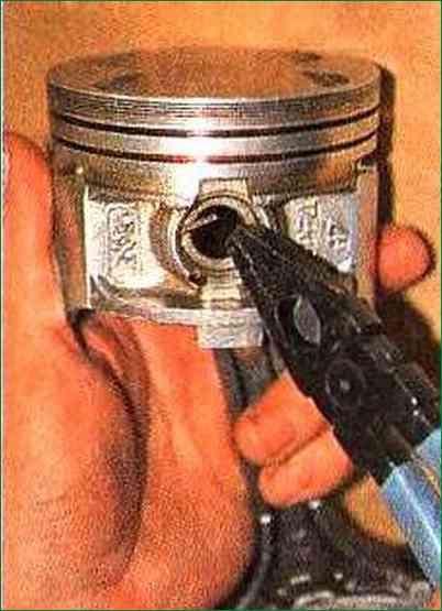 How to assemble the ZMZ-406 connecting rod and piston group