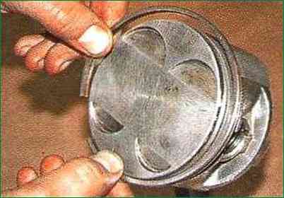 How to assemble the ZMZ-406 connecting rod and piston group