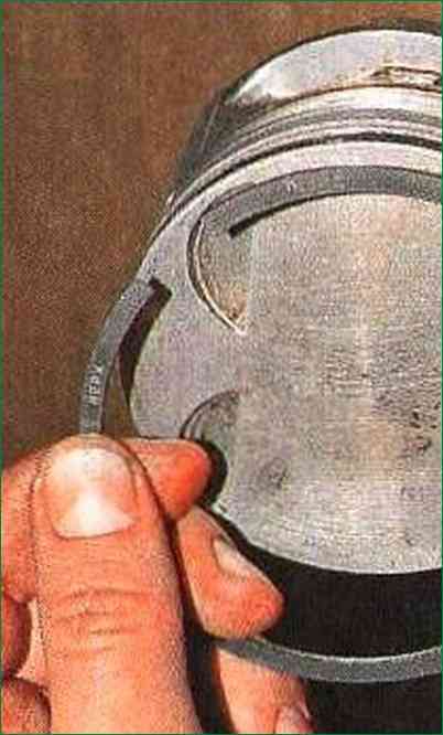 How to assemble the ZMZ-406 connecting rod and piston group