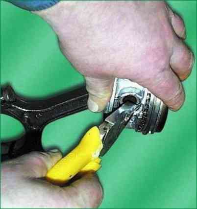 How to assemble the ZMZ-406 connecting rod and piston group