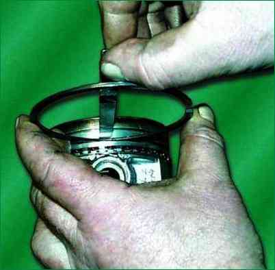 How to assemble the ZMZ-406 connecting rod and piston group