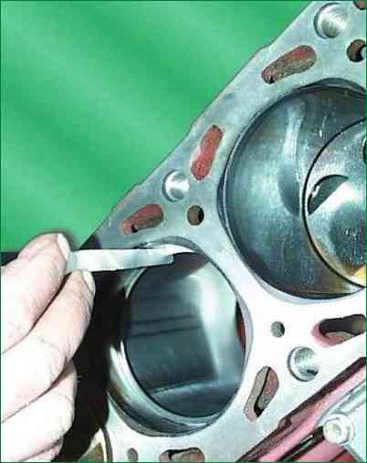 How to assemble the ZMZ-406 connecting rod and piston group