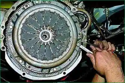 ZMZ-406 иінді білігінің май тығыздағыштарын ауыстыру