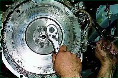 ZMZ-406 иінді білігінің май тығыздағыштарын ауыстыру