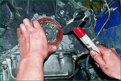 Иінді біліктің тығыздағыштарын ауыстыру ZMZ-406