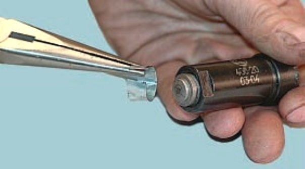 снятие и зарядка гидронатяжителя цепи