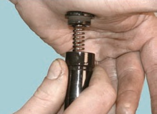 снятие и зарядка гидронатяжителя цепи