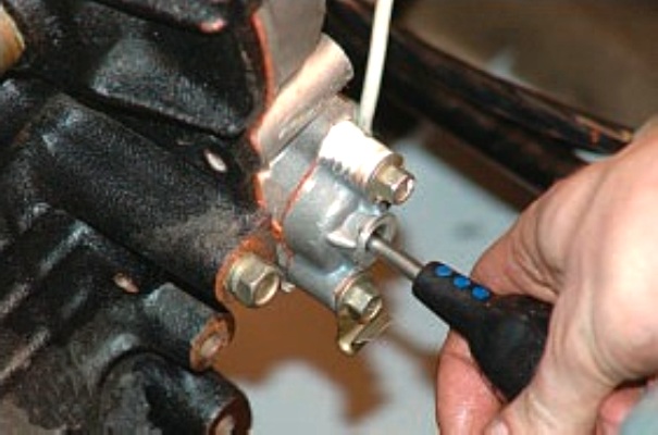 снятие и зарядка гидронатяжителя цепи