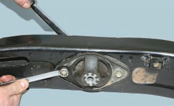 замена задней опоры силового агрегата УАЗ