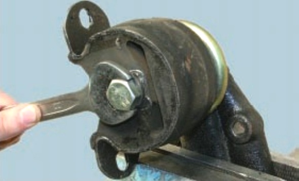 замена передней опоры силового агрегата УАЗ