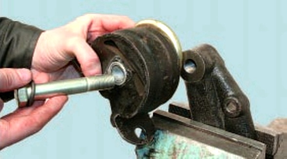 замена передней опоры силового агрегата УАЗ