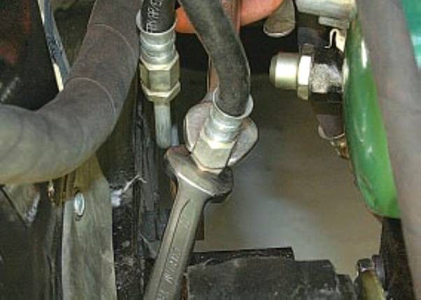 Отсоединяем топливные шланги