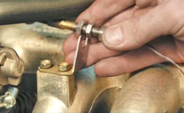 Вынимаем наконечник троса из кронштейна