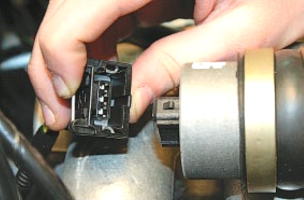 Вынимаем колодку проводов от регулятора ХХ