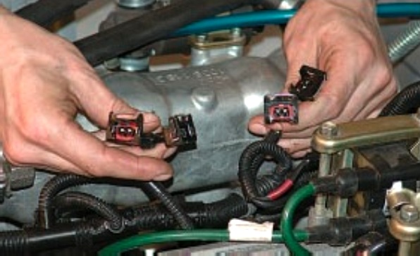 Отсоединяем колодки проводов от форсунок