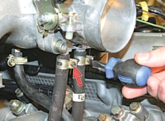ослабляем хомуты шлангов дроссельного узла