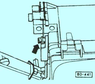 Нажать на рычаг заслонки