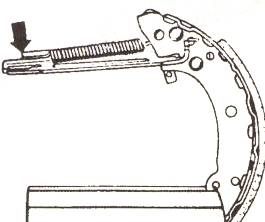 Зажать тормозную колодку в тисках и снять пружину