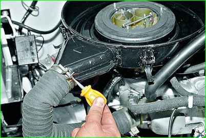 Снятие корпуса воздушного фильтра двигателя ЗМЗ-402