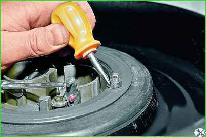 Снятие корпуса воздушного фильтра двигателя ЗМЗ-402