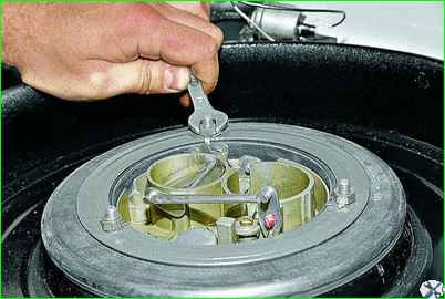 Снятие корпуса воздушного фильтра двигателя ЗМЗ-402