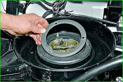 Снятие корпуса воздушного фильтра двигателя ЗМЗ-402