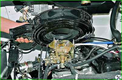 Снятие корпуса воздушного фильтра двигателя ЗМЗ-402