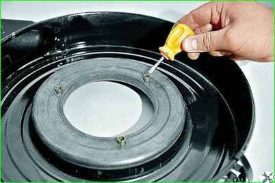 Снятие корпуса воздушного фильтра двигателя ЗМЗ-402