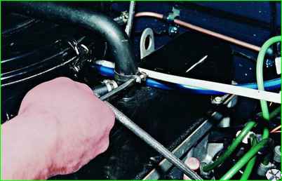 Замена фильтрующего элемента воздушного фильтра двигателя ЗМЗ-402