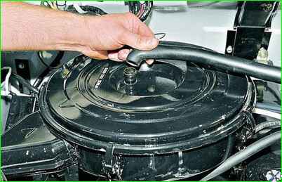 Замена фильтрующего элемента воздушного фильтра двигателя ЗМЗ-402