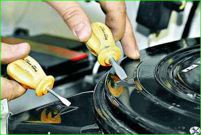 Замена фильтрующего элемента воздушного фильтра двигателя ЗМЗ-402