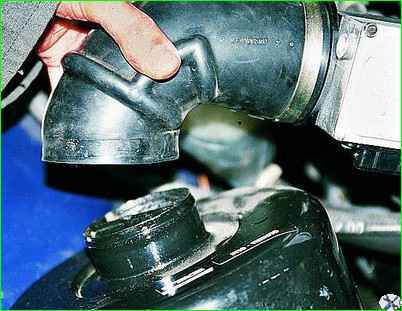 Замена фильтрующего элемента воздушного фильтра двигателя ЗМЗ-406