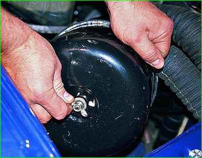 Замена фильтрующего элемента воздушного фильтра двигателя ЗМЗ-406