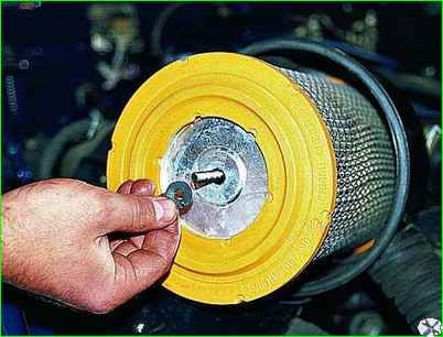 Замена фильтрующего элемента воздушного фильтра двигателя ЗМЗ-406