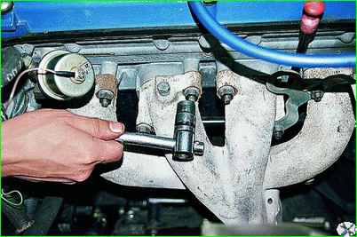 Extracción del colector de escape 