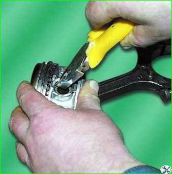 Зняття та встановлення шатунів та поршнів двигуна